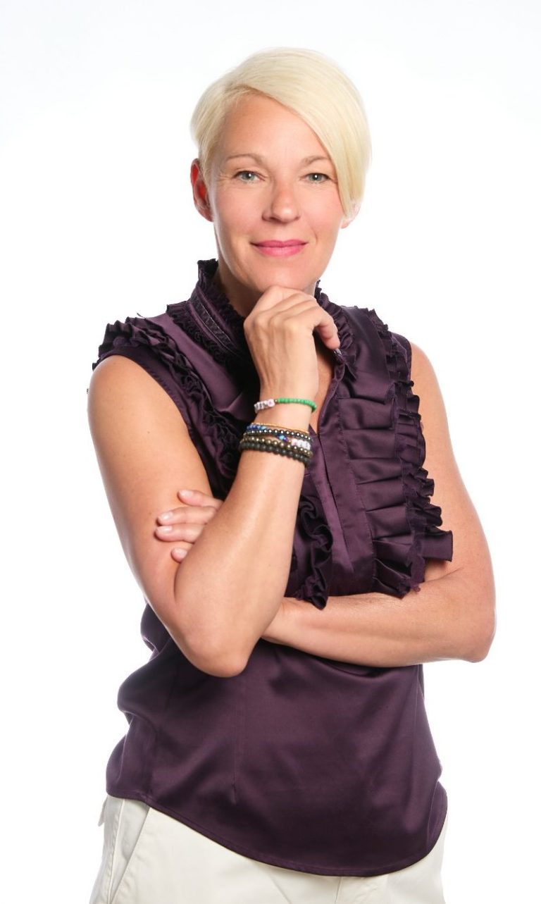 Nadja Hummer Sexualtherapeutin Nadja Hummer schaut mit offenem Blick in die Kamera. Sie ist dem Betrachter zugewandt und hält eine Hand unter ihr Kinn.
